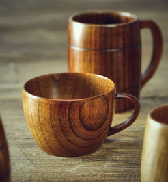 家居日常美學 木制啤酒杯的產品攝影藝術